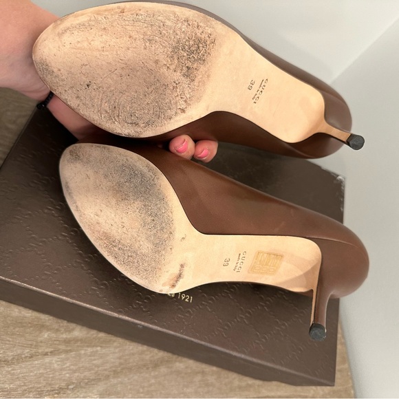 Gucci gorgeous brown peep toe pumps. Size 39. Bought at the Gucci store in LI,NY - Picture 4 of 6